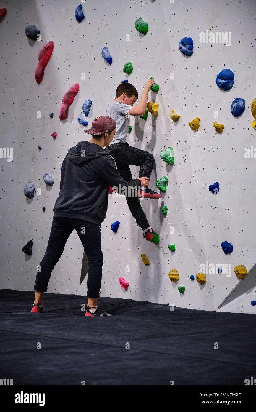 Bouldering per bambini e adulti Foto Stock