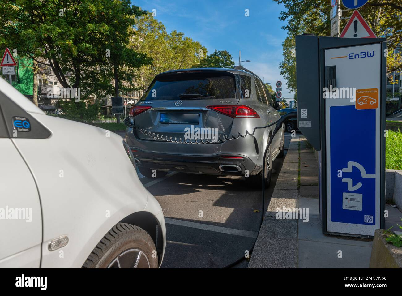 E-cars presso la stazione di carica della batteria, Stoccarda, Baden Württemberg, Germania meridionale, Europa Foto Stock