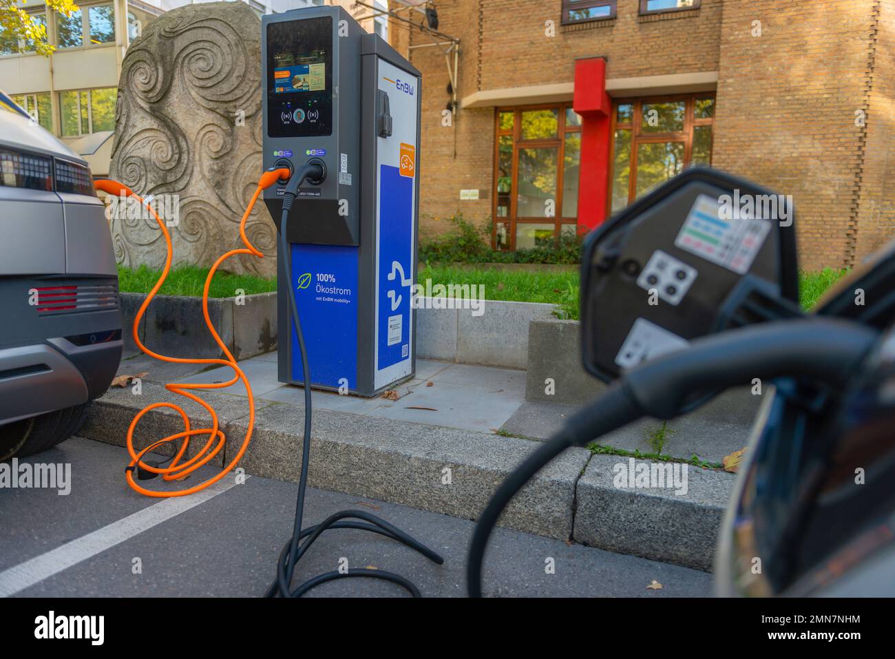 Stazione e-mobility, strada federale B27a, Theodor-Heuss-Strasse, centro città Stoccarda, Baden-Württemberg, Germania meridionale, Europa Foto Stock