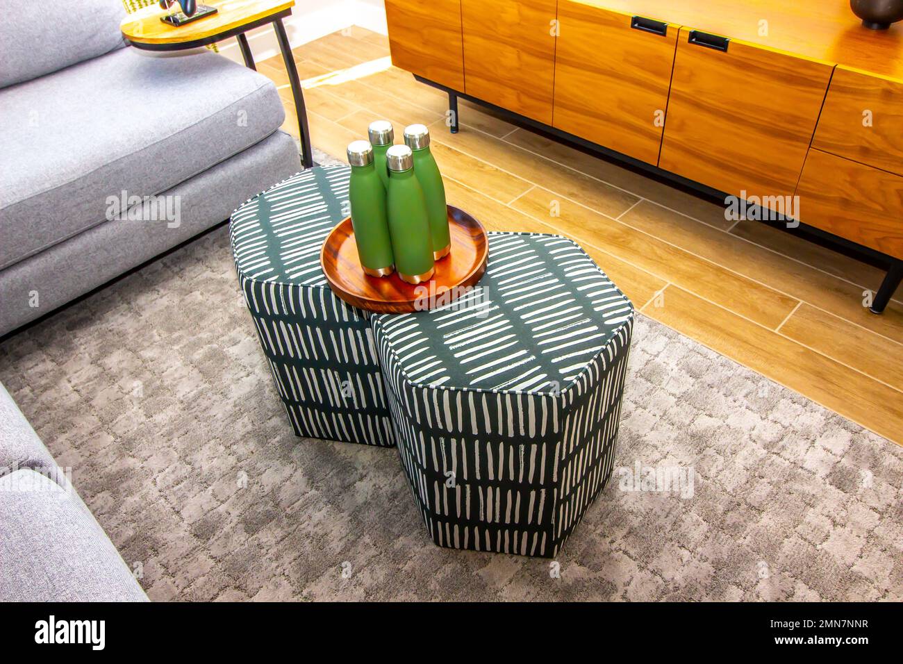 Vassoio in legno di contenitori di design su Ottomani Foto Stock