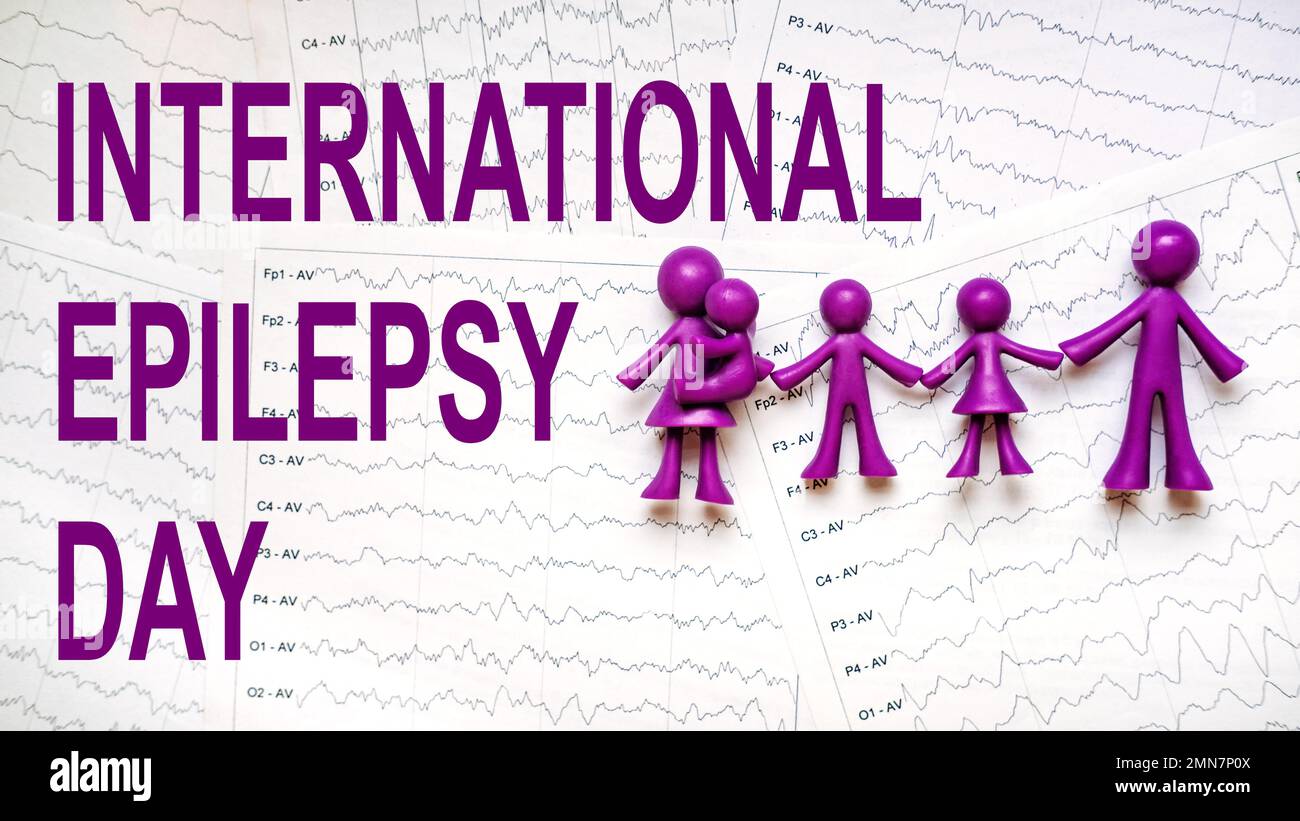 Giornata internazionale dell'epilessia, consapevolezza dell'epilessia. Giocattolo viola adulti e bambini persone, famiglia e International epilessia Day testo sul cervello onda su Foto Stock