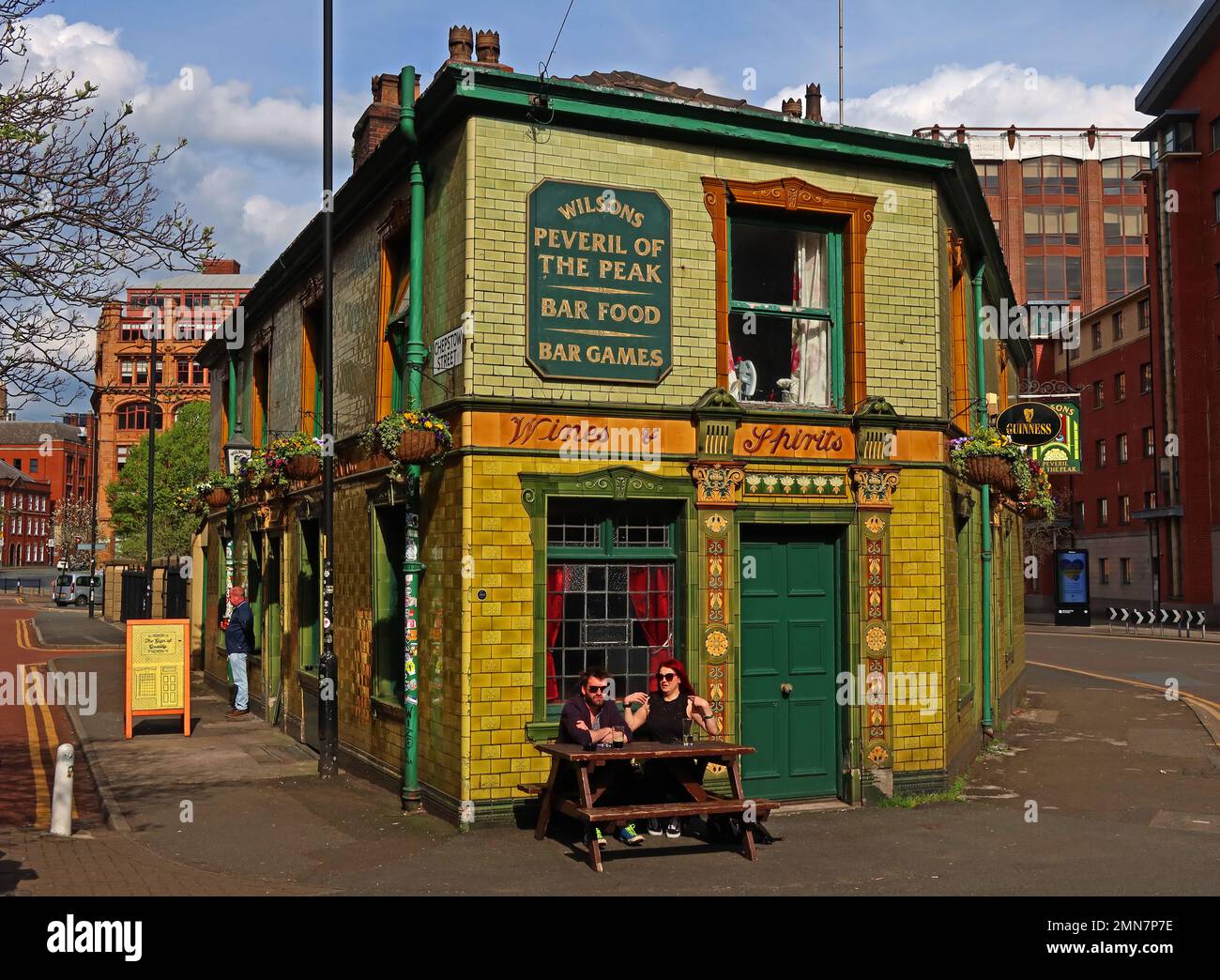 Pub iconico Manchesters - il Peveril of the Peak, bar piastrellato verde al 127 di Great Bridgewater St, Manchester, England, UK, M1 5JQ Foto Stock