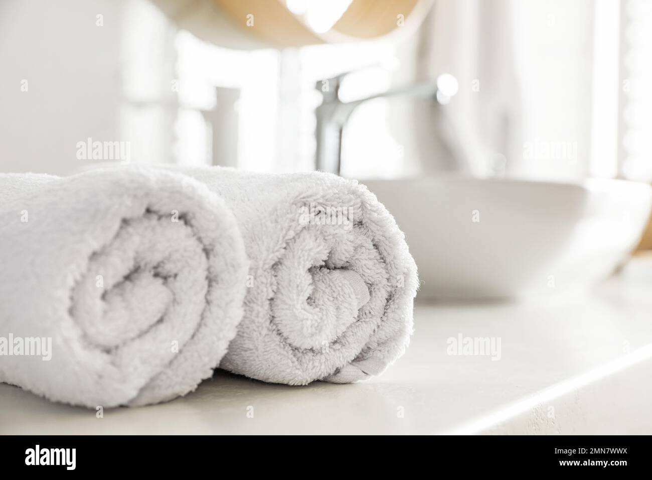 Asciugamani in rotolo puliti sul piano del bagno Foto stock - Alamy