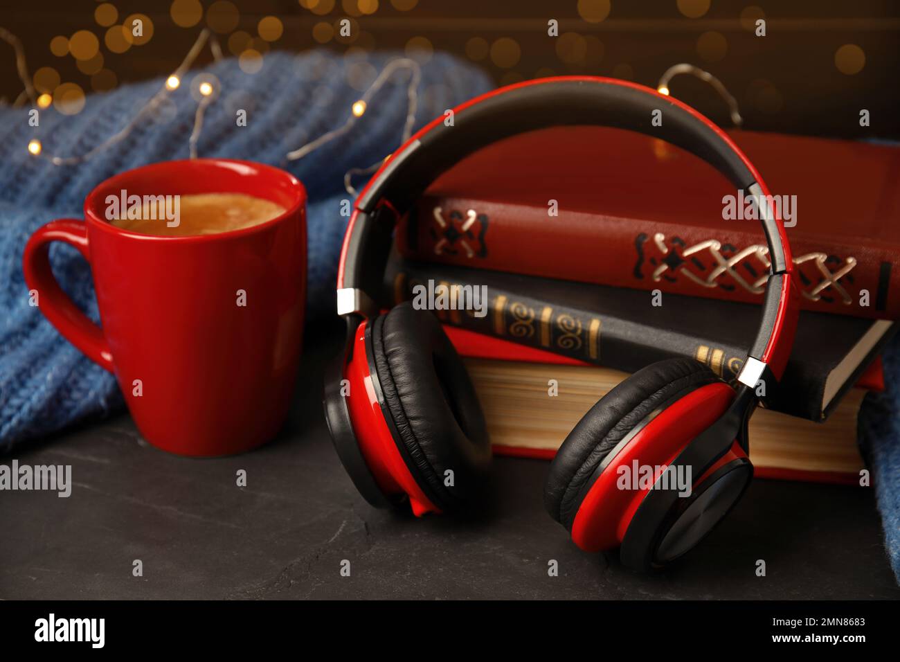 Libri, caffè e cuffie sul tavolo grigio Foto Stock