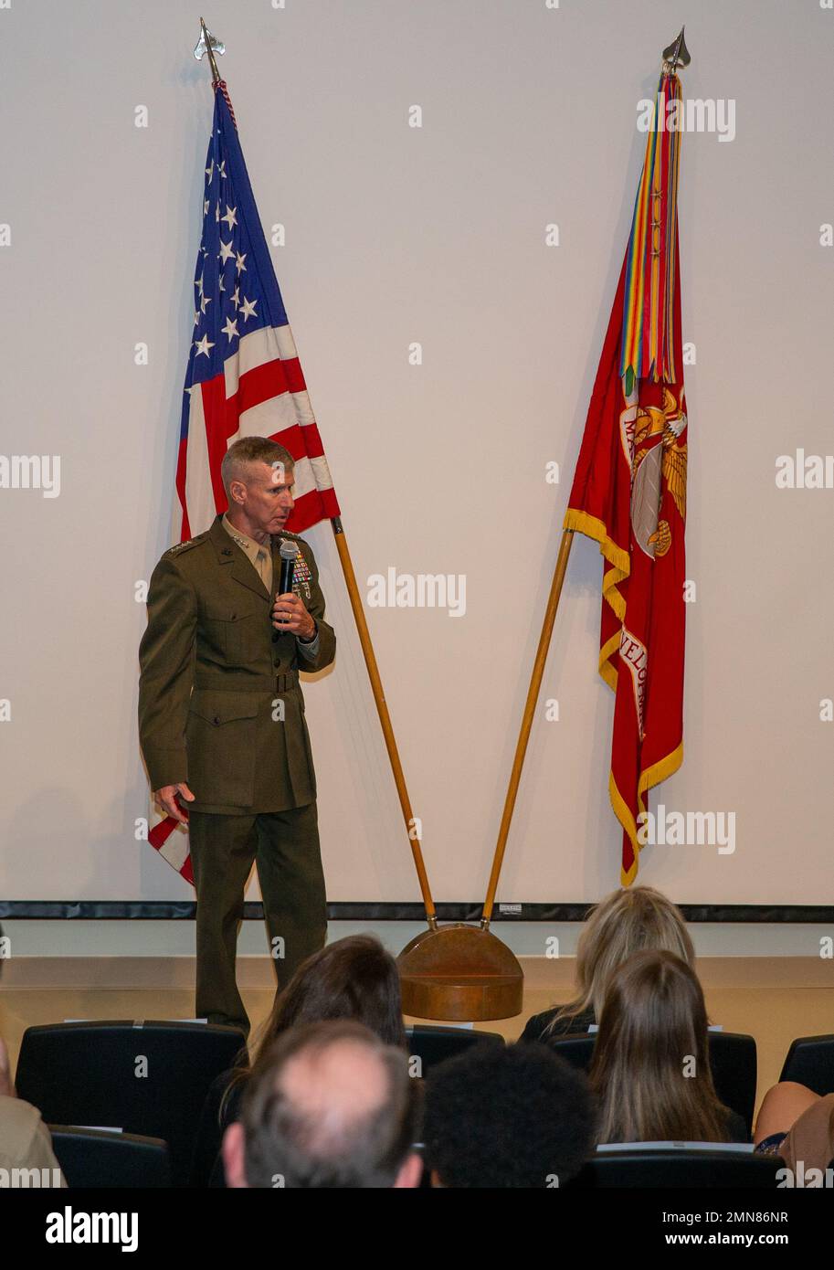 STATI UNITI Eric M. Smith, Assistente comandante del corpo dei Marine, parla alla cerimonia di ritiro del pensionato Colón Kevin Herrmann, ex direttore della Total Force Structure Division, al General Raymond G. Davis Center on Marine Corps base Quantico, Virginia, 30 settembre 2022. Herrmann si ritirerà dopo 43 anni di onorato servizio combinato al corpo Marino. Foto Stock