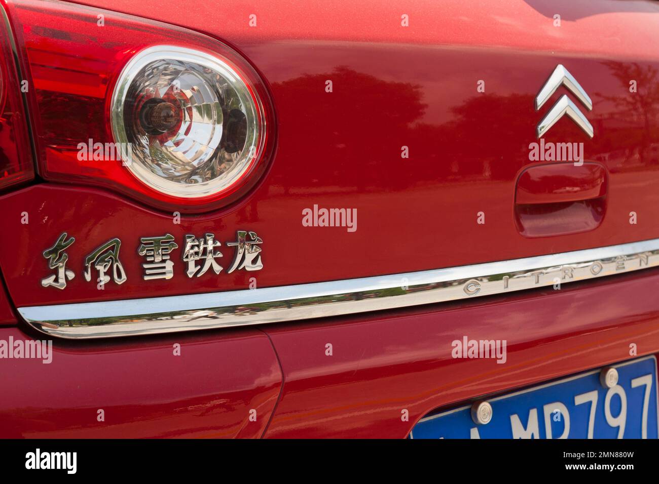 Posteriore con targa e modello scritto in caratteri cinesi / scritta Citroen auto / veicolo in Cina. Xian, Cina. (125) Foto Stock