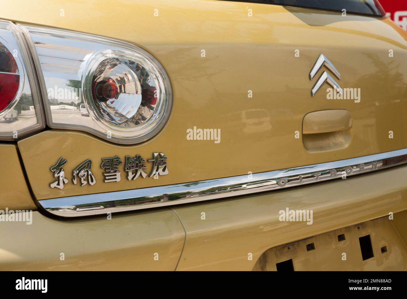 Posteriore con targa mancante, e modello scritto in caratteri cinesi / scritta Citroen auto / veicolo in Cina. Xian, Cina. (125) Foto Stock