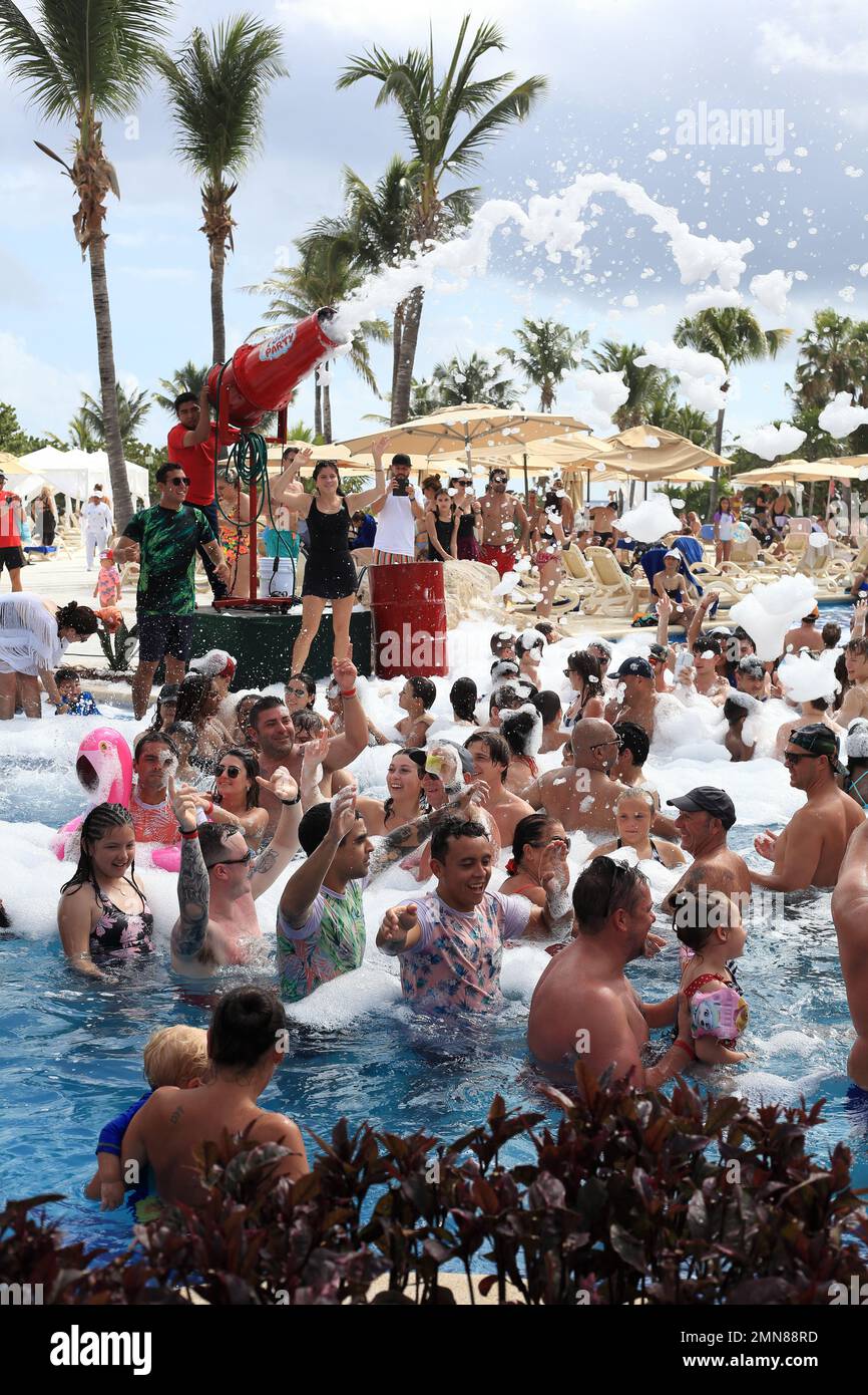 Gli ospiti che si divertono a una festa di Capodanno in schiuma in piscina in un hotel vicino ad Akumal, Quintana Roo, Riviera Maya, Messico Foto Stock