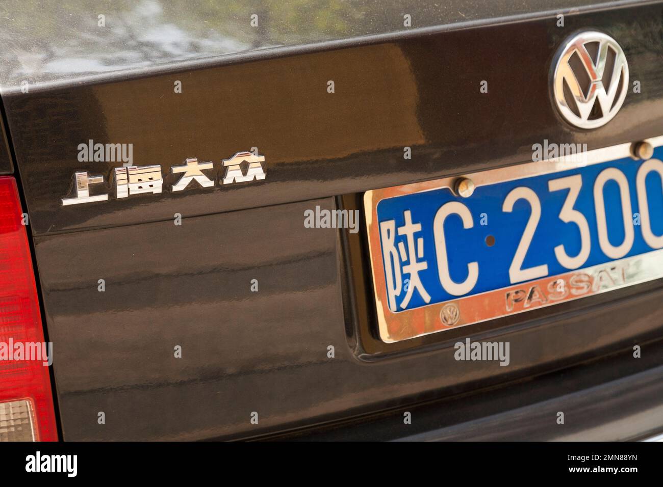 Posteriore con targa e modello scritto in caratteri cinesi / scritta VW Volkswagen auto / veicolo in Cina. Xian, Cina. (125) Foto Stock
