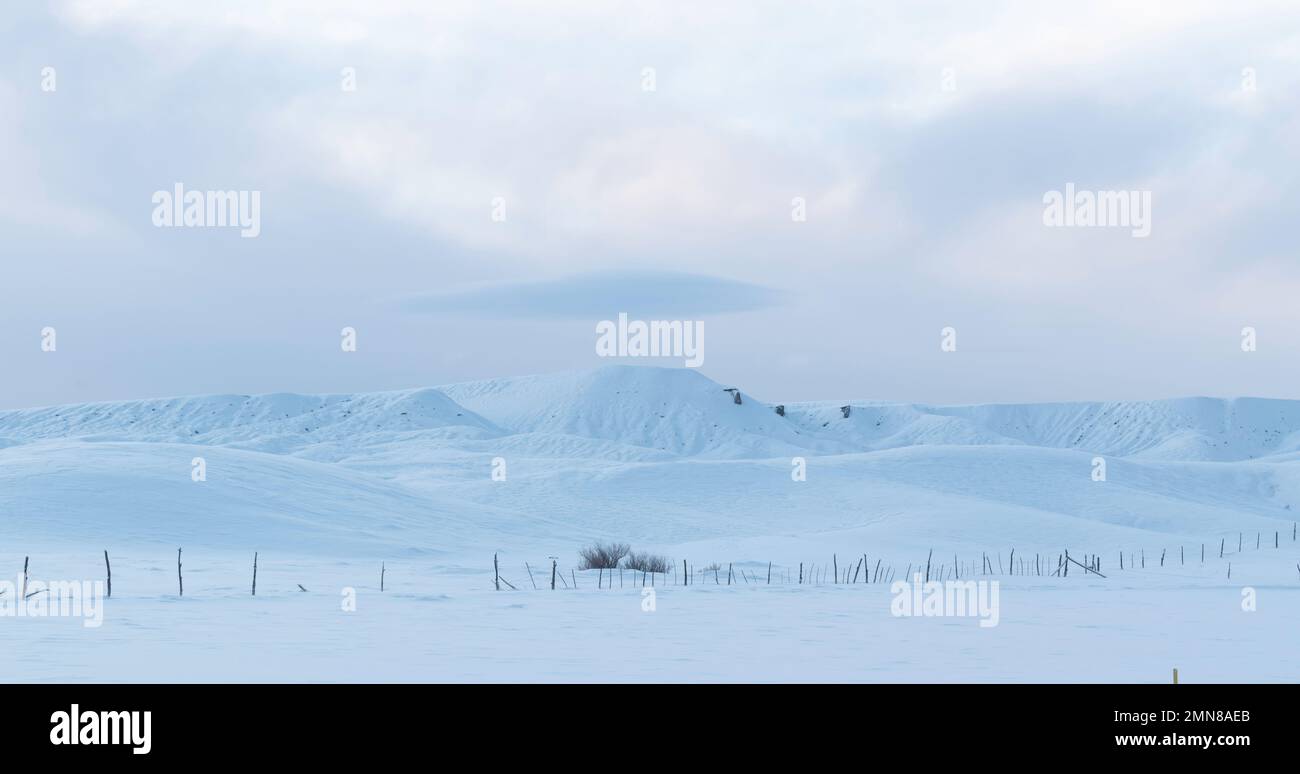 Paesaggi ghiacciati innevati all'alba Foto Stock