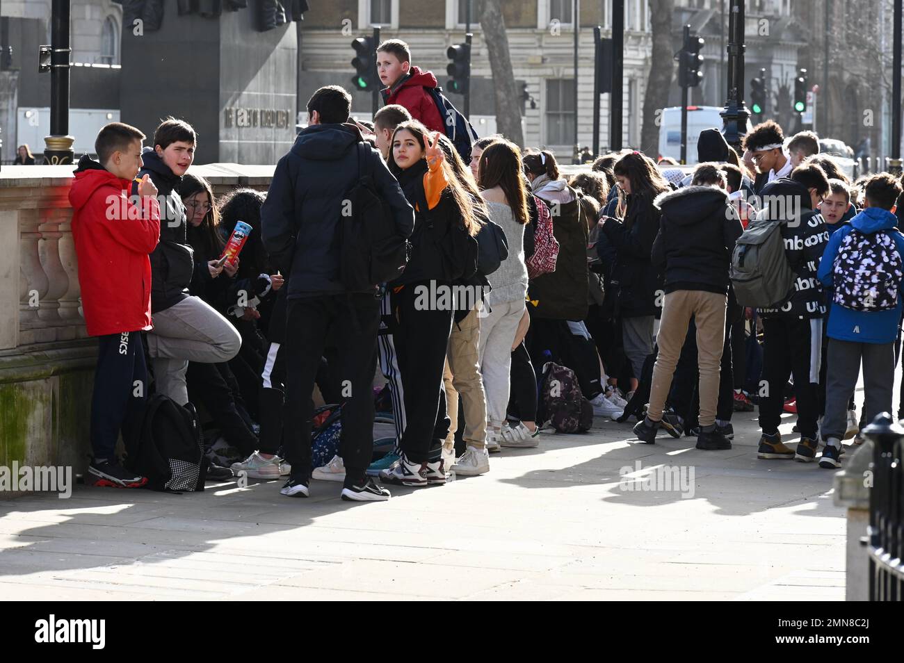 School Party of teenager consente di vedere i punti di riferimento di Whitehall, Westminster, Londra. REGNO UNITO Foto Stock