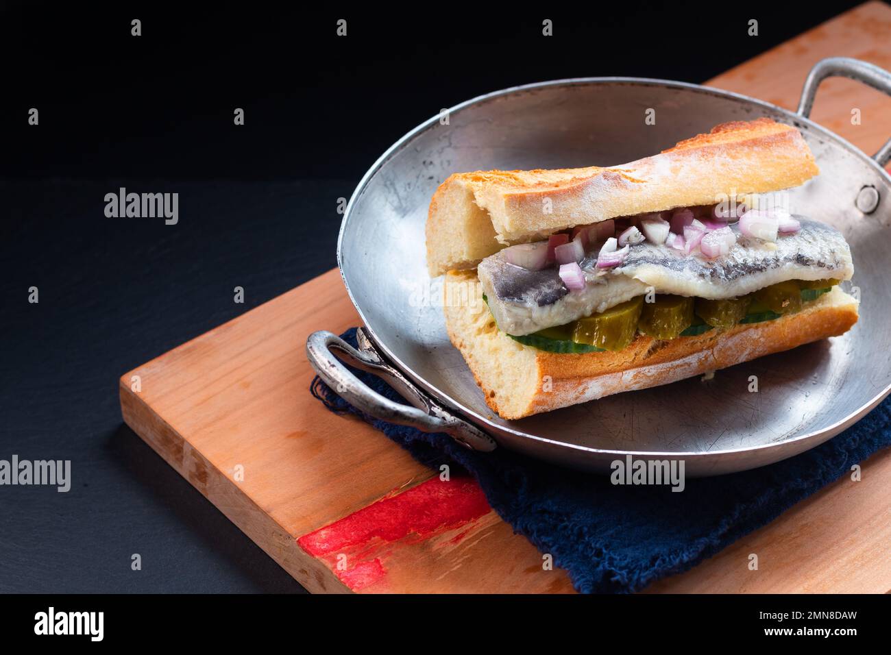 Sandwich di aringhe di concetto alimentare su sfondo nero con spazio copia Foto Stock