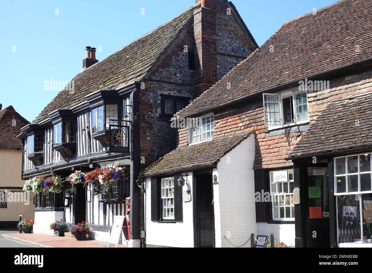 Lo Star boutique hotel con la sua facciata C15th & travi medievali è stato originariamente un ostello religioso costruito nel 1345, Alfriston, High Street, Sussex, Foto Stock