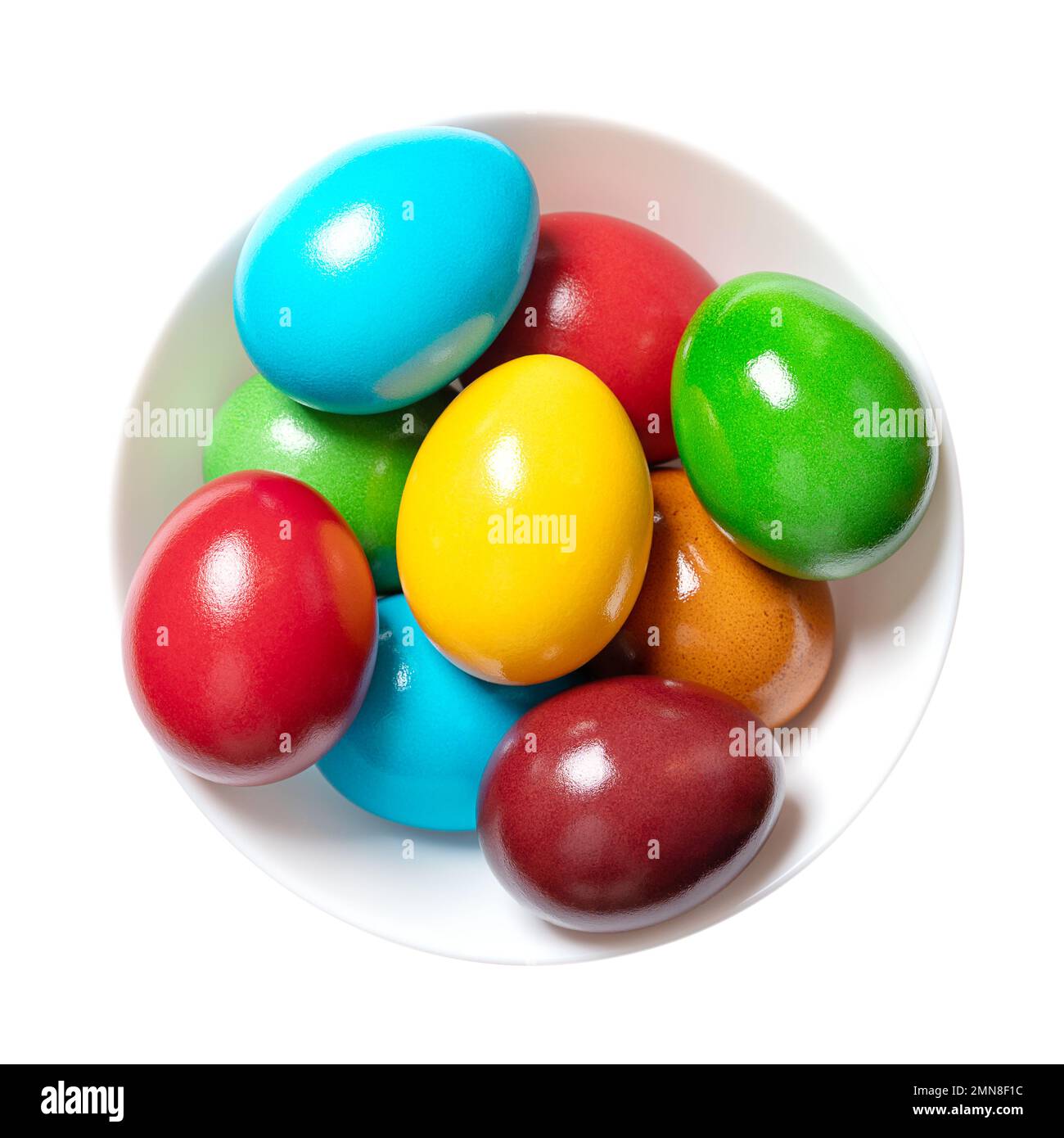 Uova di Pasqua multicolore in una ciotola bianca. Gruppo di uova di Paschal colorate con arcobaleno. Uova di pollo tinte e sode colorate. Foto Stock