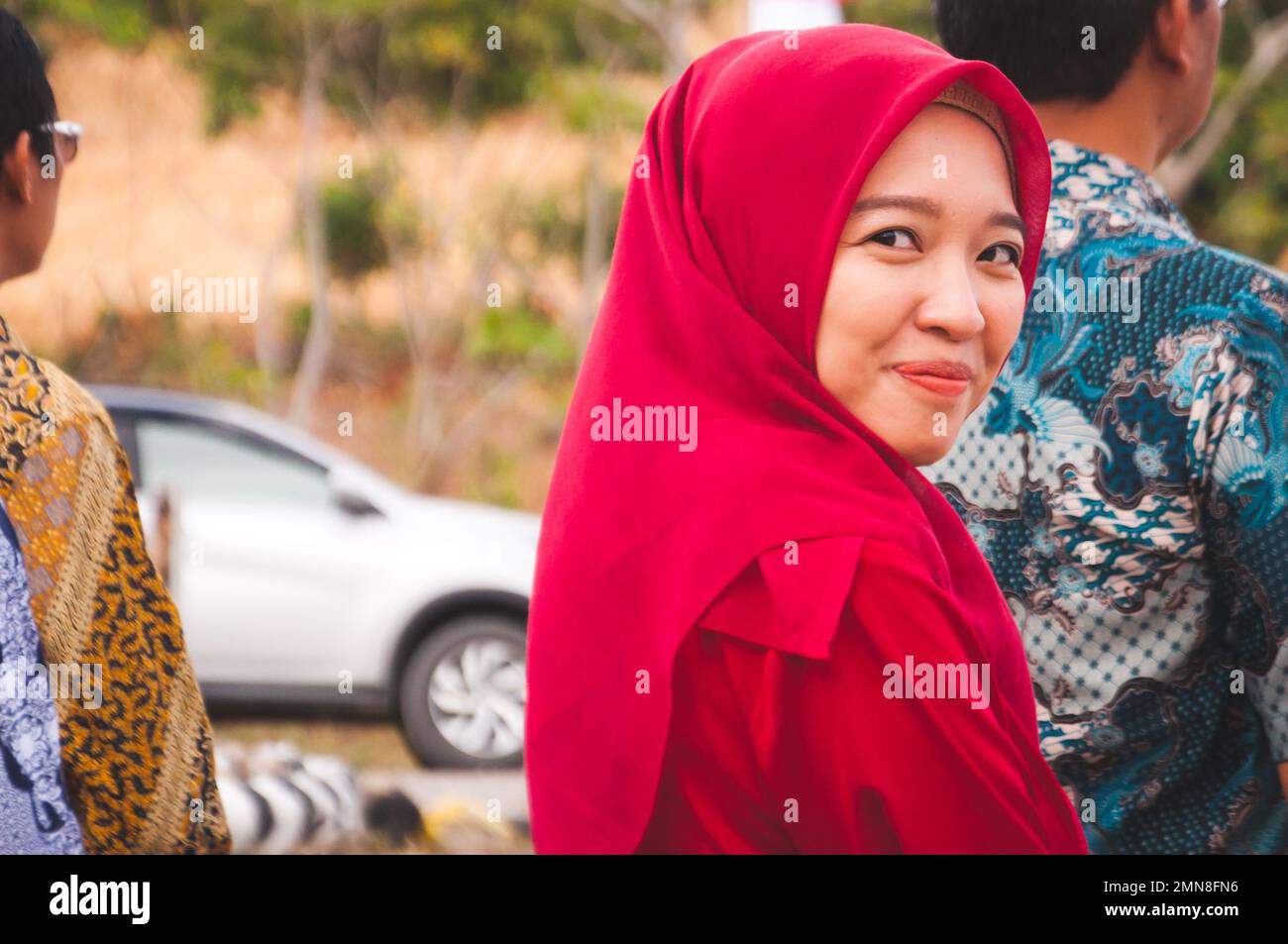 Indonesiano donne musulmane di indossare il hijab è rivolto verso la telecamera e posa per il social media profilo. Foto Stock