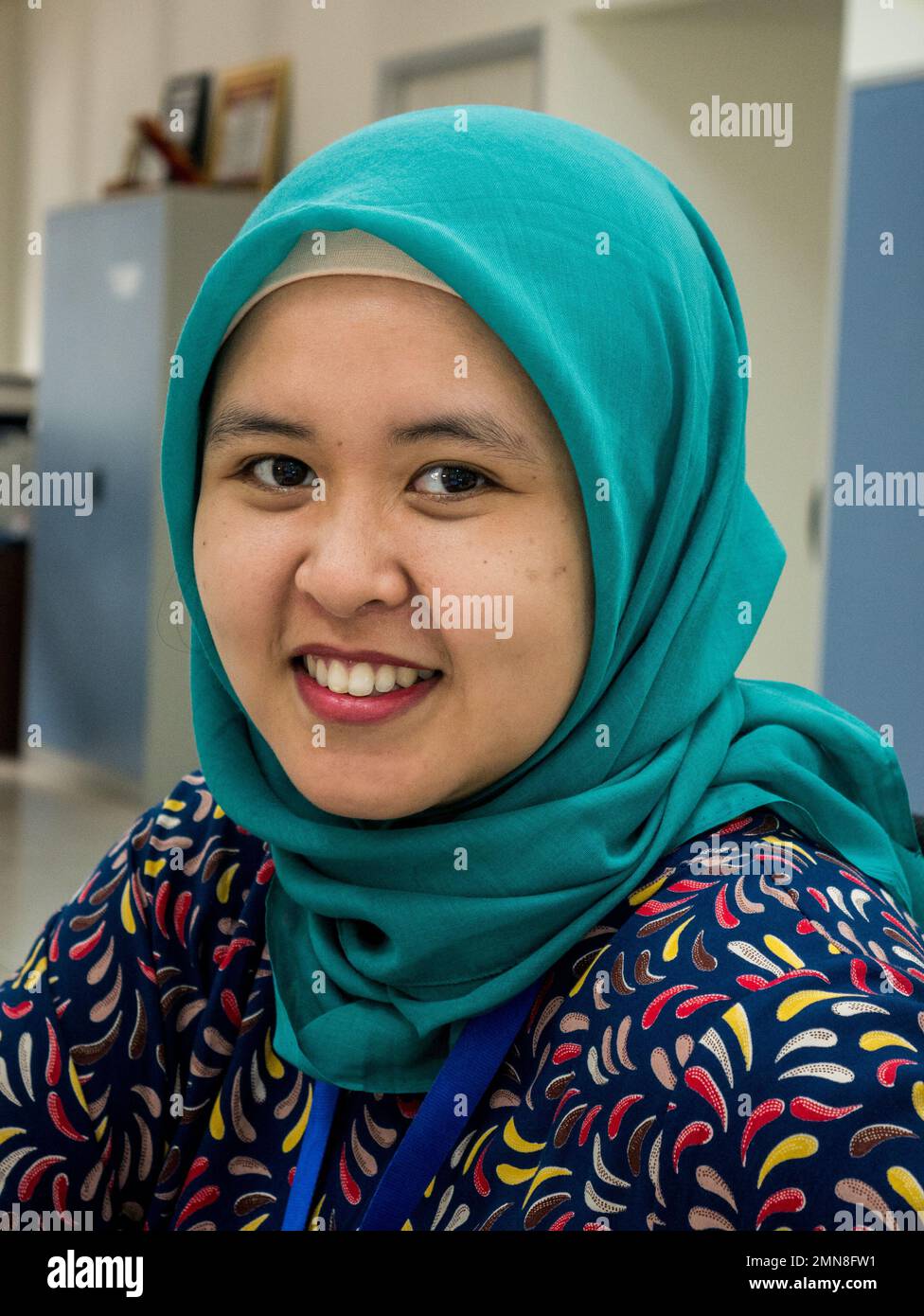 Indonesiano donne musulmane di indossare il hijab è rivolto verso la telecamera e posa per il social media profilo. Foto Stock