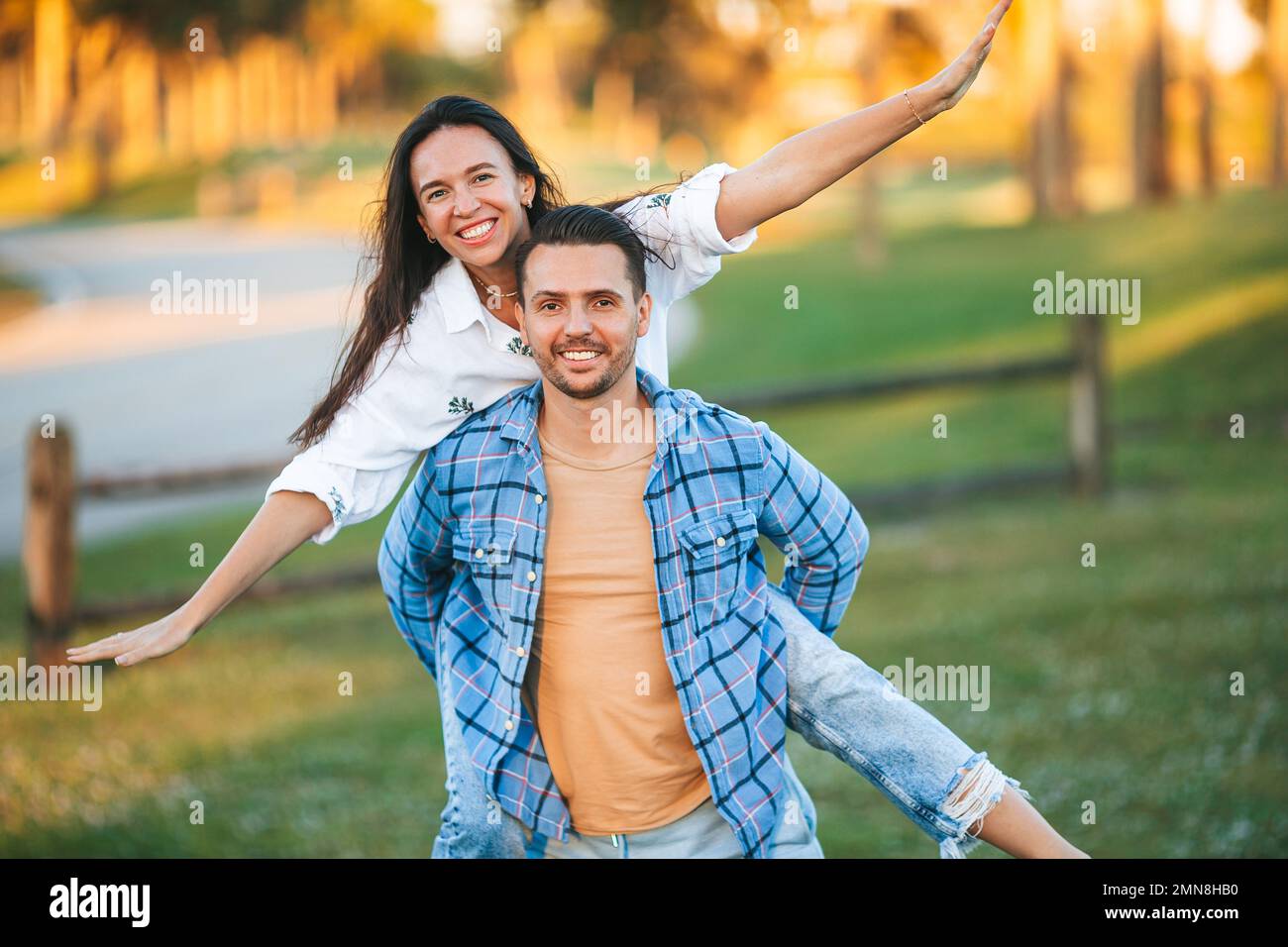 Una coppia felice nel parco nei giorni estivi all'aperto Foto Stock