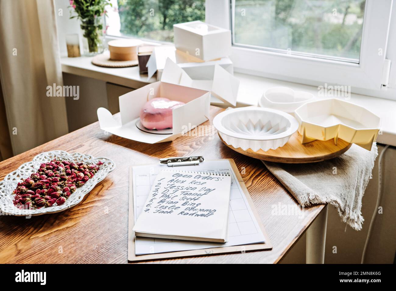 Panetteria piccola impresa locale. Torte speciali per matrimoni, compleanni e anniversari. Il panettiere femminile crea la torta in cucina panetteria. Foto Stock