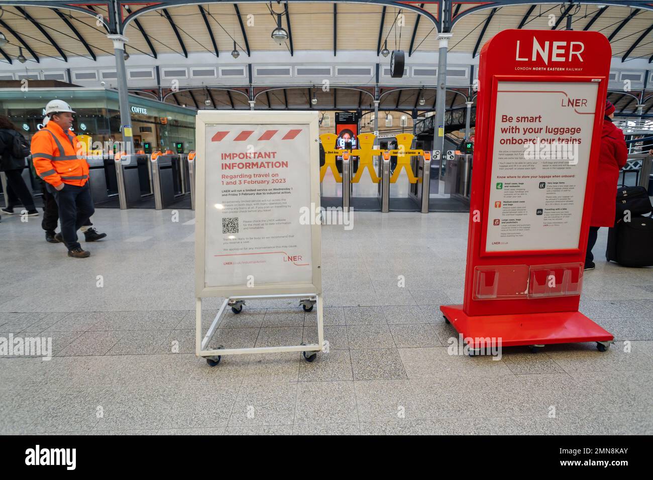 Newcastle upon Tyne, Regno Unito. 30th gennaio 2023. Un cartello presso la stazione ferroviaria centrale di Newcastle annuncia il servizio limitato di LNER il 1st e 3rd febbraio di questa settimana, a causa dell'azione di sciopero da parte di RMT e ASLEF su retribuzione e condizioni. Credit: Hazel Plater/Alamy Live News Foto Stock