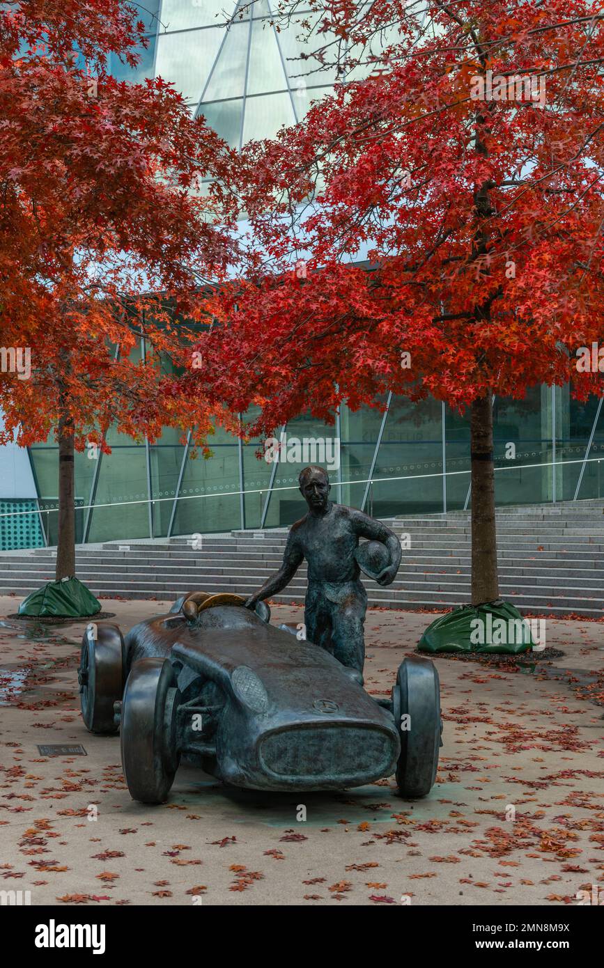 Scultura di Juan Manuel Fangio, cinque volte campione del mondo con 'Silberpfeil', Mercedes-Benz Werk Untertürkheim, Benzviertel, Stoccarda, Germania Foto Stock