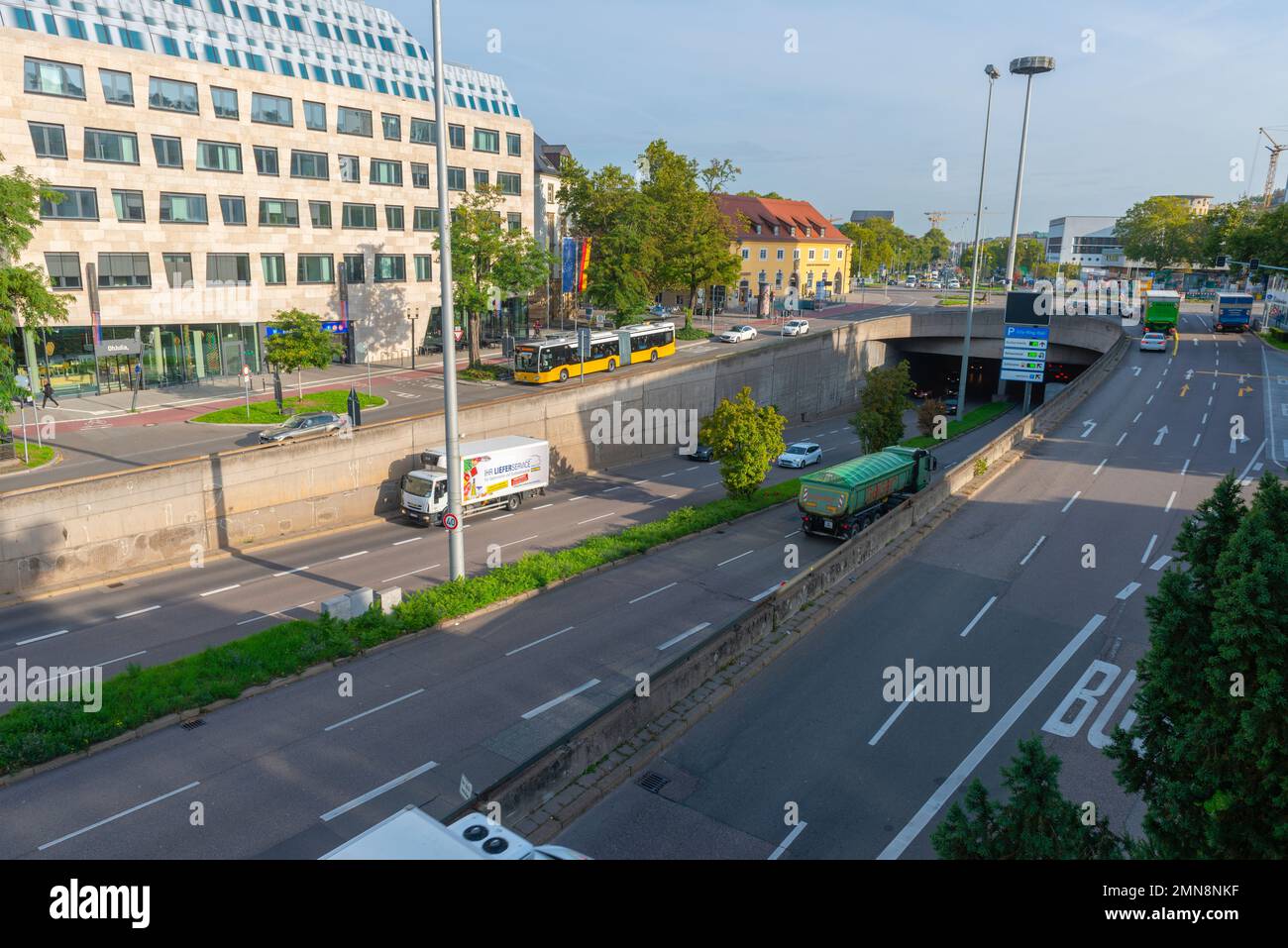 Traffico urbano interno sulla strada federale B14 vicino a Charlottenplatz, Stoccarda, Baden Württemberg, Germania meridionale, Europa centrale Foto Stock