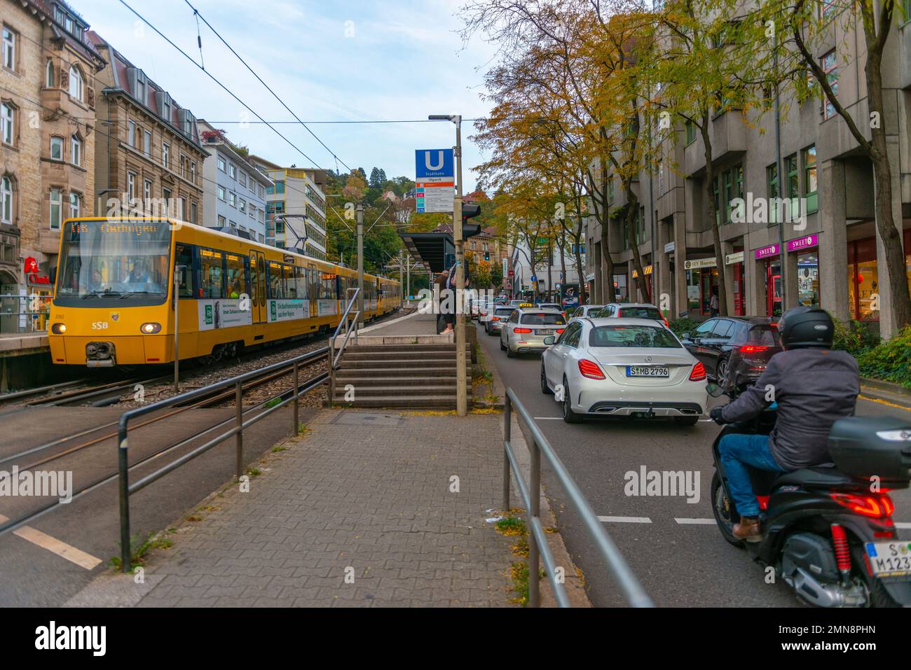 Traffico intenso di ore di punta, centro città, Charlottenplatz, B 27, Bundesstrassen, Strade federali, Stoccarda, Baden Württemberg, Germania meridionale, Europa Foto Stock