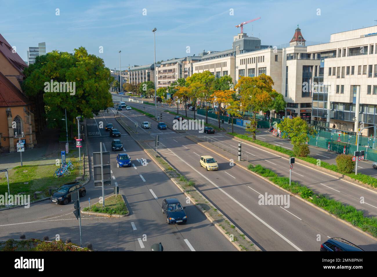 Traffico urbano interno sulla strada federale B14 vicino a Charlottenplatz, Stoccarda, Baden Württemberg, Germania meridionale, Europa centrale Foto Stock