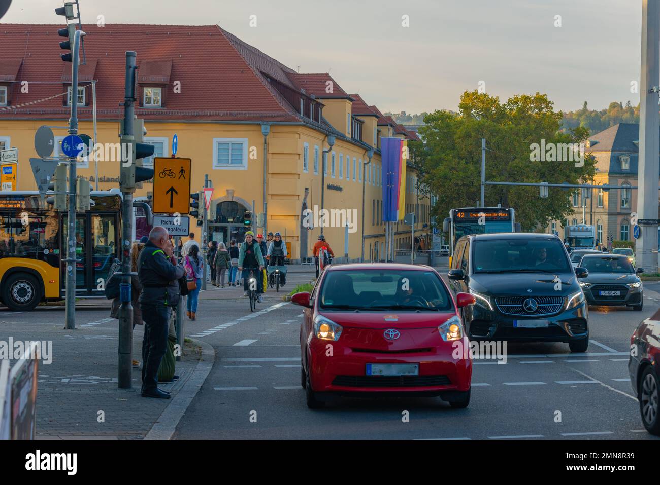 Traffico intenso delle ore di punta, centro città, Charlottenplatz, B14, B27, Bundesstrassen, strade federali, Stoccarda, Baden Württemberg, Germania meridionale, Europa Foto Stock