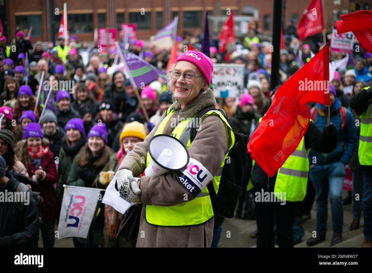 Centinaia di addetti all'assistenza presso la Leeds Beckett University e l'Università di Leeds in occasione di un'azione di sciopero a pagamento nel centro di Leeds. Amministratori, addetti alle pulizie, Foto Stock