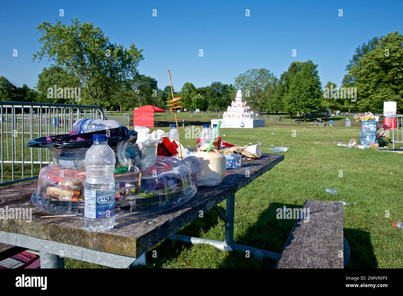 Problemi di inquinamento - giorno dopo la festa al Milne Dam Conservation Park, Markham, Ontario, Canada. Foto Stock