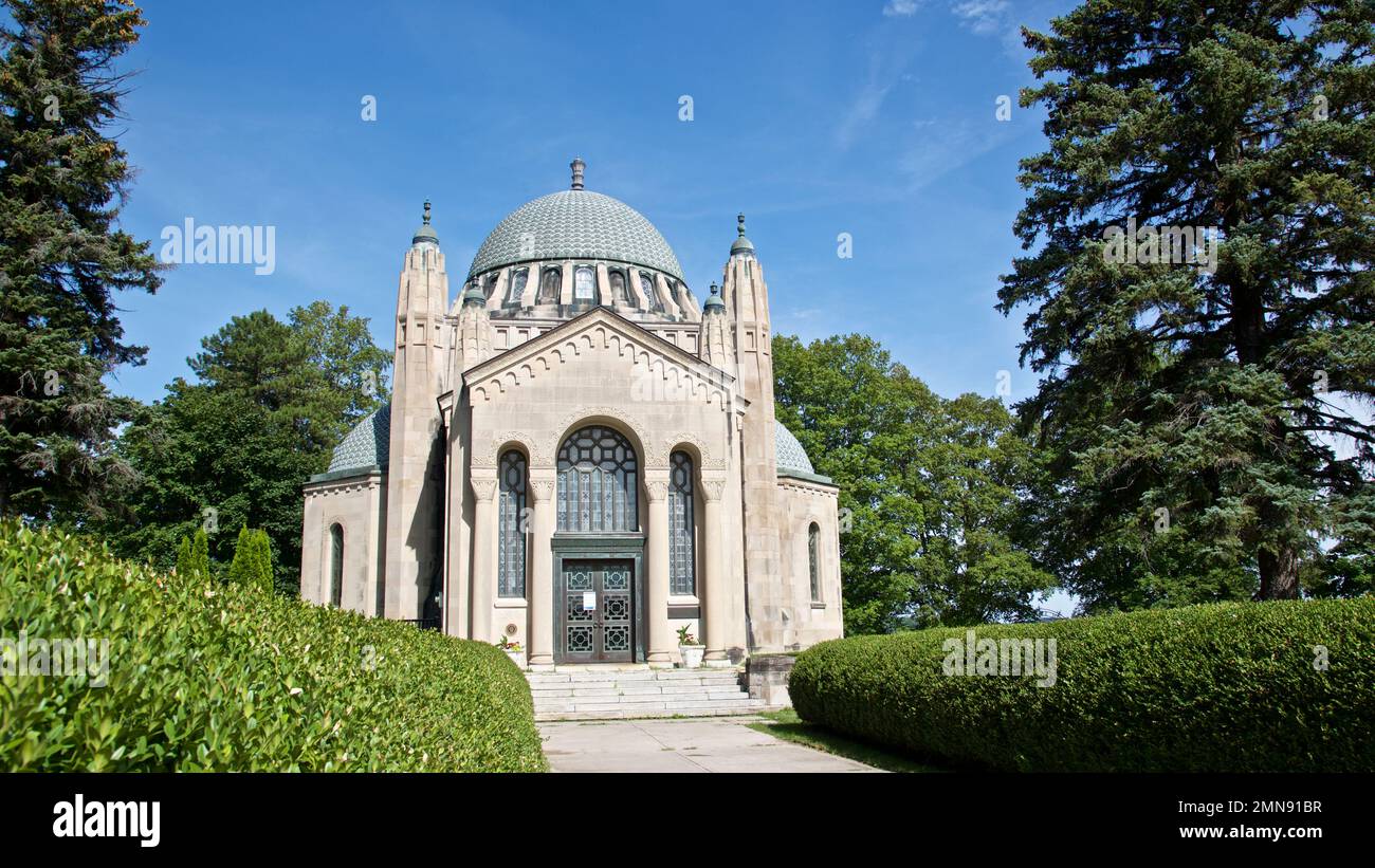 Esterno della chiesa in stile gotico con cupola architettonica e vetrate colorate Foto Stock
