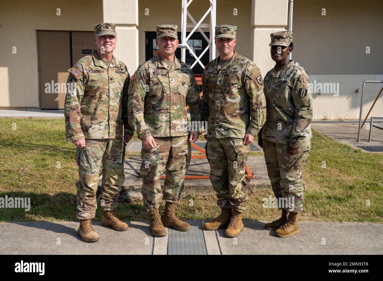 Il team di comando di 311th Signal Command, che includeva Brig. Gen. Kevin Meisler e Command Sgt. Il maggiore Jonathan DeHart ha visitato il battaglione di segnale del 41st e ha avuto l'opportunità di riconoscere e dare monete ad alcuni soldati lì. Foto Stock