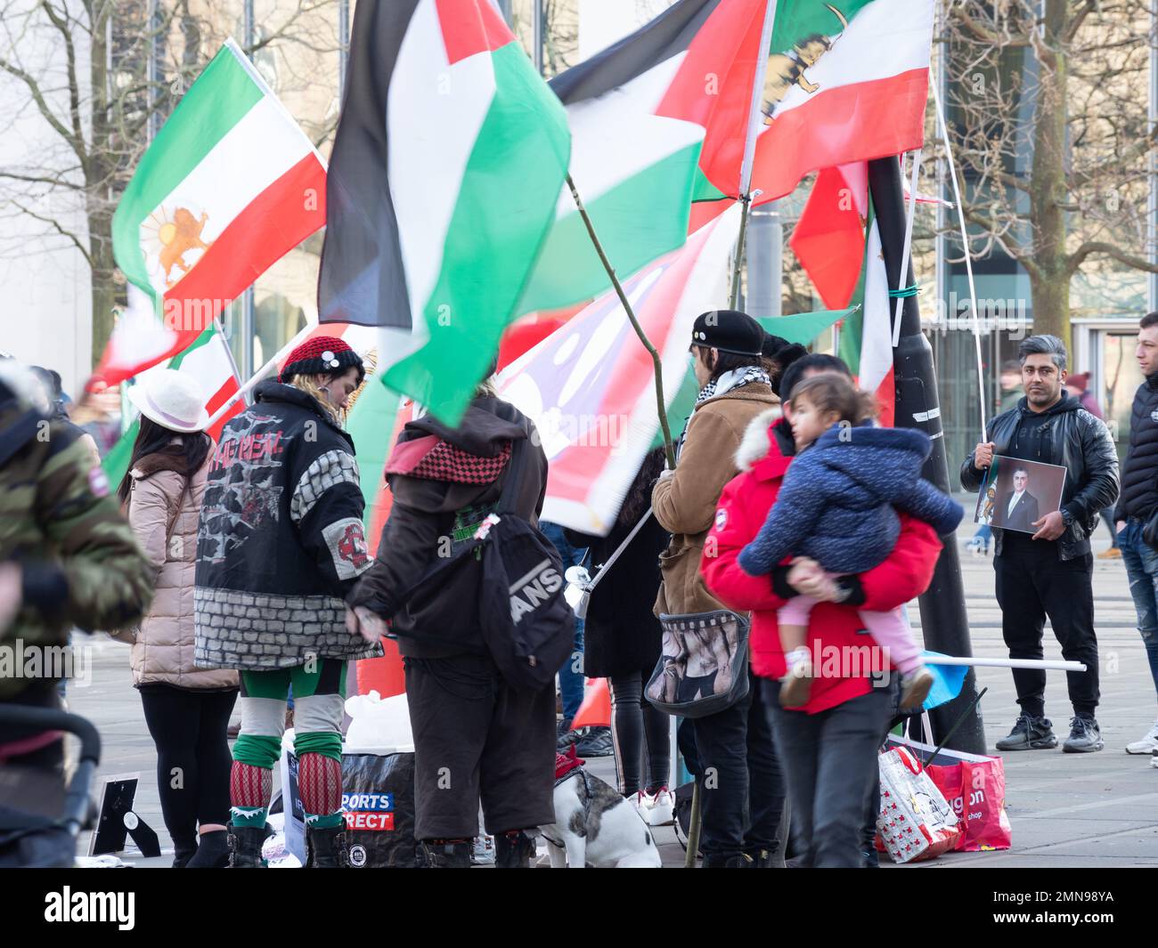 Manchester UK Jan 2023 Freedom for Iran protesta marciare bandiere Foto Stock