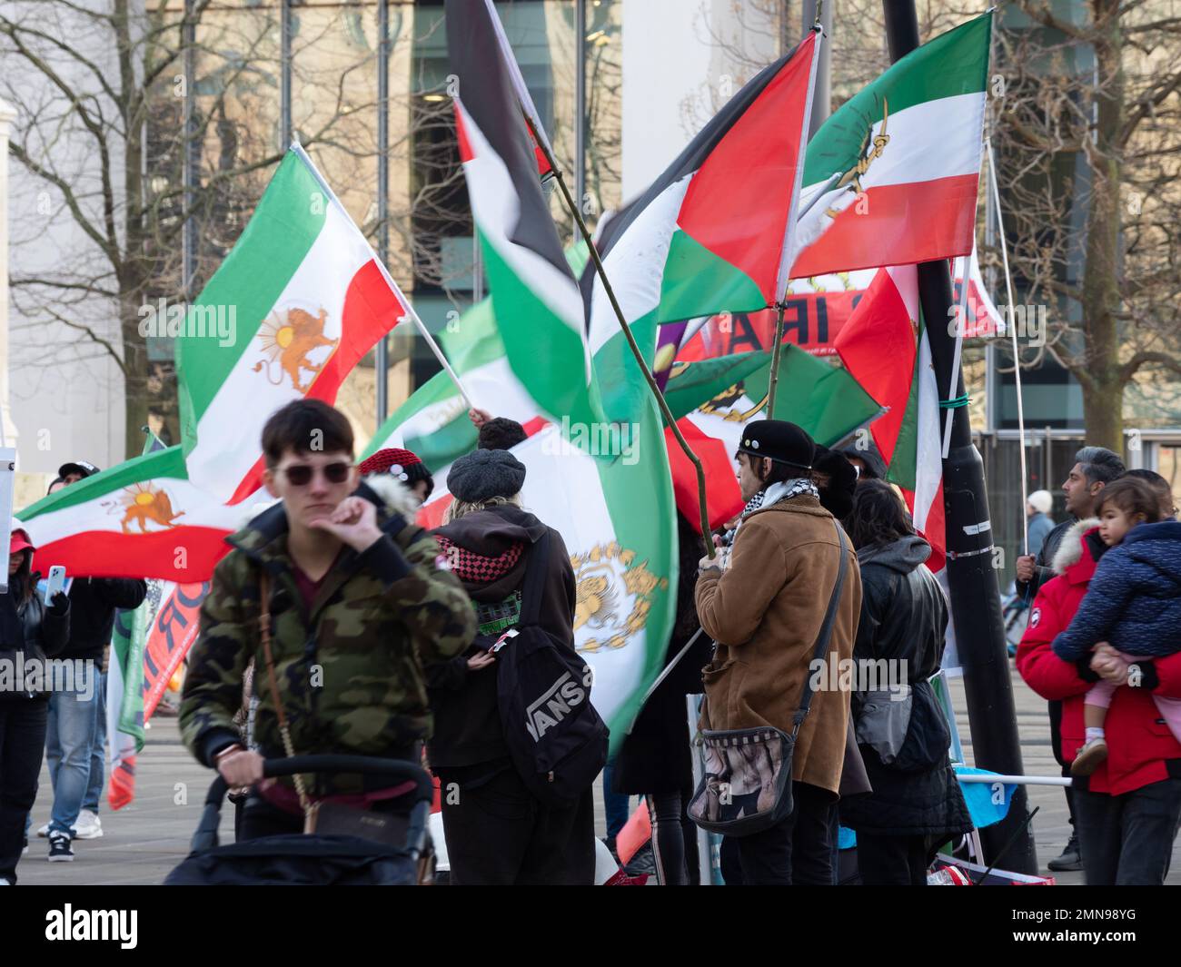 Manchester UK Jan 2023 gruppo di manifestanti alla libertà per le bandiere iraniane Foto Stock