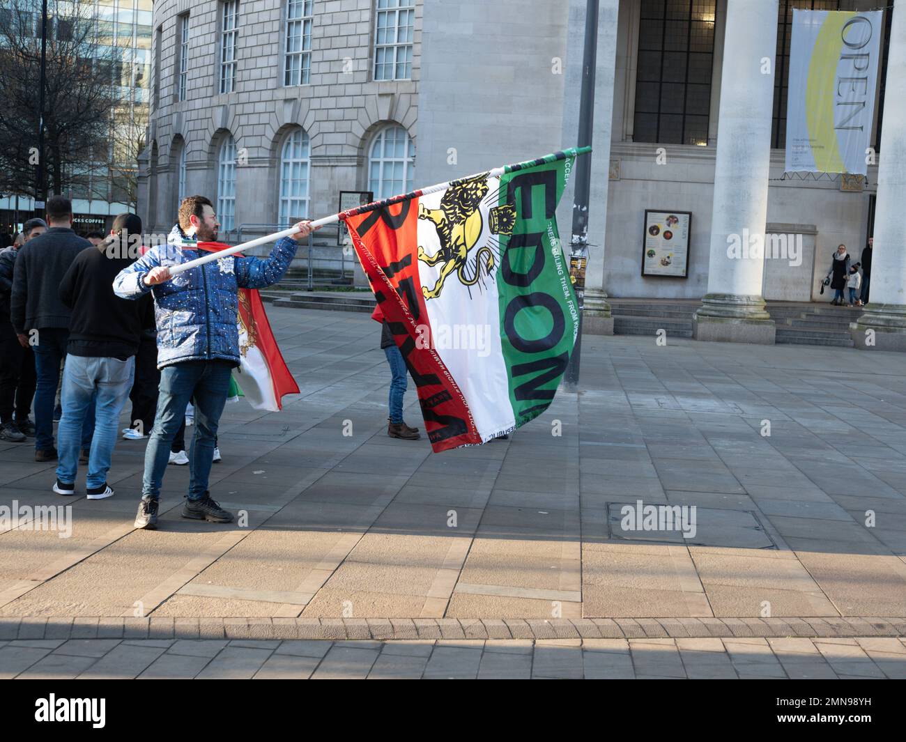 Manchester UK Jan 2023 uomo con grande libertà per la bandiera Iran Foto Stock