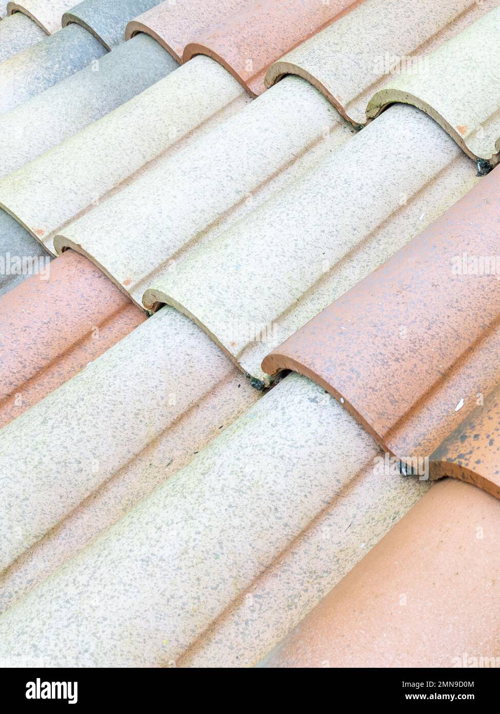 sfondo tegole tetto stile classico tetto struttura materiale modello su nuova tegola romana reale casa Foto Stock