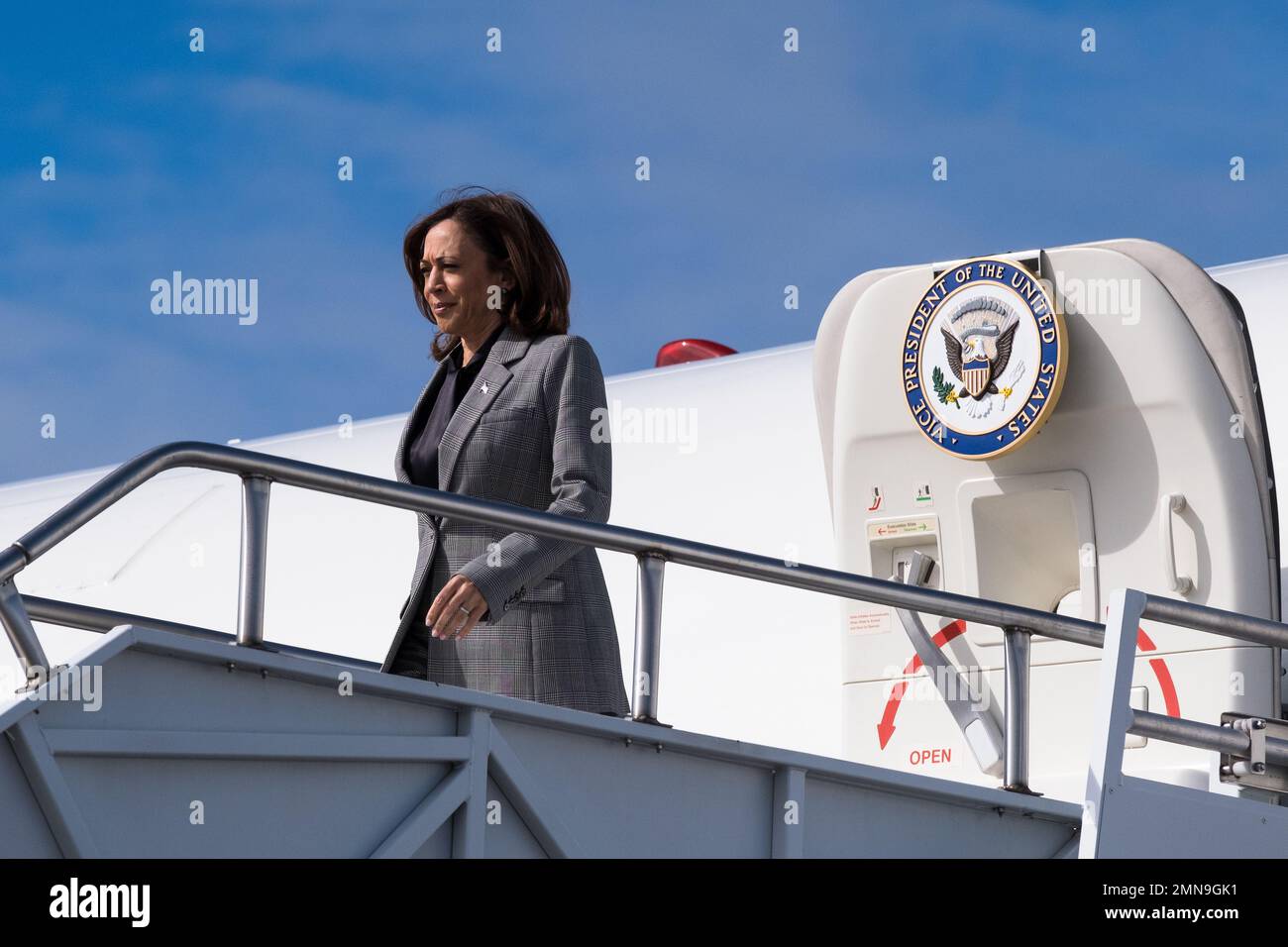 Morrisville, Stati Uniti d'America. 30th Jan, 2023. Il rappresentante David Price, un democratico della Carolina del Nord, e Elaine o'Neal, sindaco di Durham, Carolina del Nord, salutano il Vice Presidente degli Stati Uniti Kamala Harris mentre arrivano all'Aeroporto Internazionale di Raleigh-Durham a Morrisville, Carolina del Nord, Stati Uniti, lunedì 30th gennaio, 2023. Harris parlerà dell'impegno dell'amministrazione nei confronti delle piccole imprese presso il Duke Energy Center for Performing Arts di Raleigh, North Carolina. Credit: Cornell Watson/Pool/Sipa USA Credit: Sipa USA/Alamy Live News Foto Stock