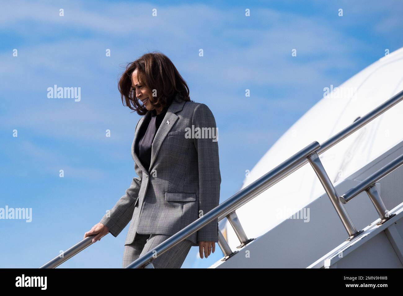 Morrisville, Stati Uniti d'America. 30th Jan, 2023. Il rappresentante David Price, un democratico della Carolina del Nord, e Elaine o'Neal, sindaco di Durham, Carolina del Nord, salutano il Vice Presidente degli Stati Uniti Kamala Harris mentre arrivano all'Aeroporto Internazionale di Raleigh-Durham a Morrisville, Carolina del Nord, Stati Uniti, lunedì 30th gennaio, 2023. Harris parlerà dell'impegno dell'amministrazione nei confronti delle piccole imprese presso il Duke Energy Center for Performing Arts di Raleigh, North Carolina. Credit: Cornell Watson/Pool/Sipa USA Credit: Sipa USA/Alamy Live News Foto Stock