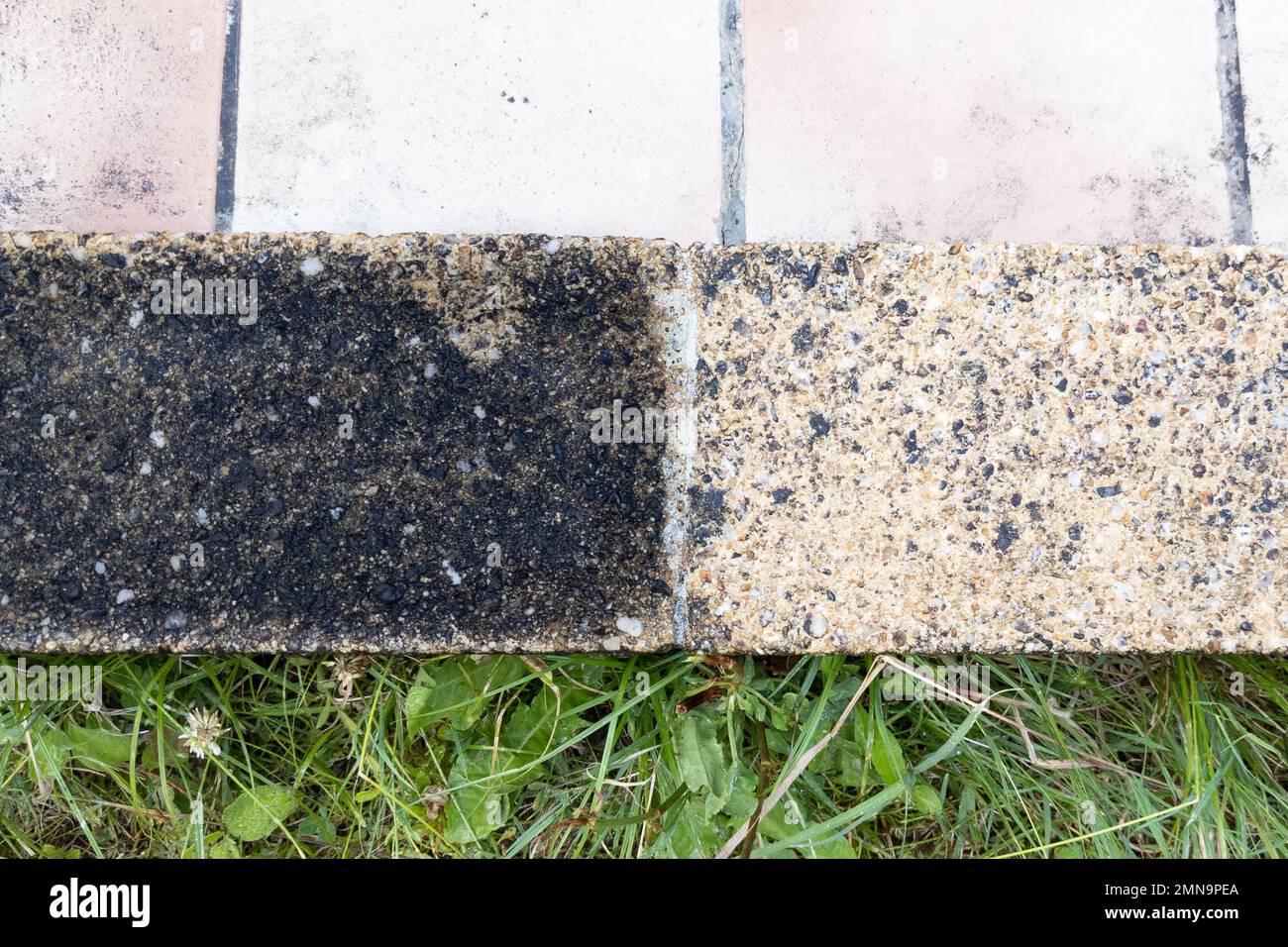 pavimento marciapiede solette terrazze pavimentazione pulire sporco con getto ad alta pressione prima e dopo la pulizia Foto Stock