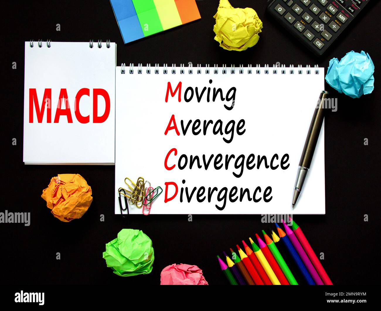 Simbolo MACD. Concetto di parole MACD Moving Average Convergence divergenza su nota bianca su bellissimo sfondo nero. Business MACD commovente media server Foto Stock