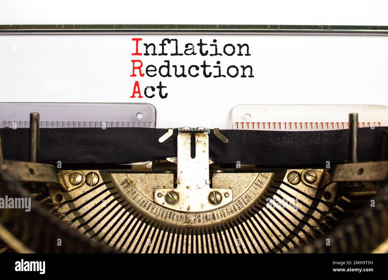 Simbolo di azione di riduzione dell'inflazione IRA. Concetto di parole IRA inflation Reduction Act digitato sulla vecchia macchina da scrivere retrò. Bellissimo sfondo bianco. IRA aziendale Foto Stock