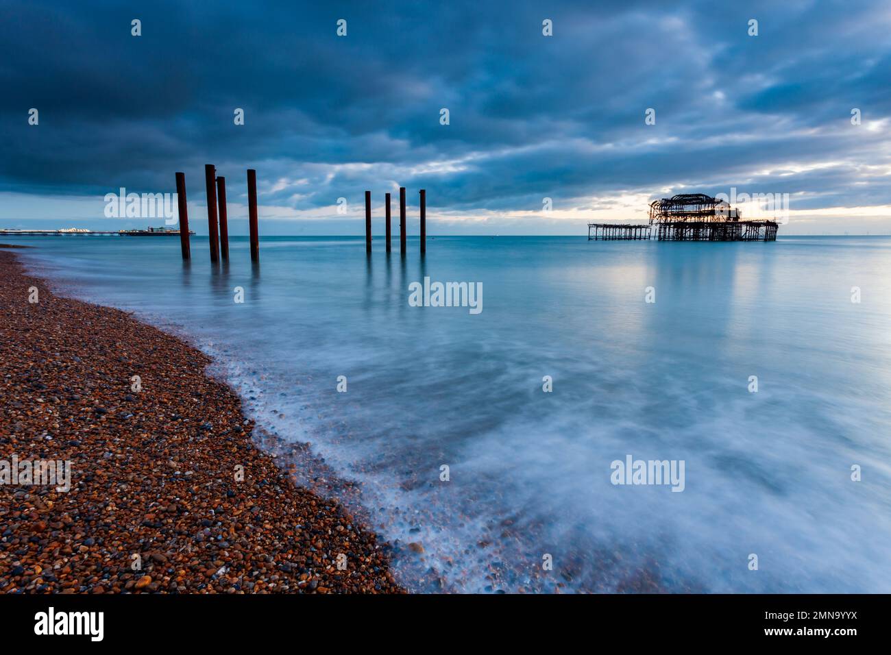 Serata alle rovine del West Pier sulla spiaggia di Brighton, East Sussex, Inghilterra. Foto Stock