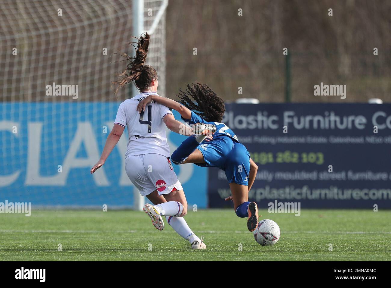 JESS CLARKE, donna di Durham, scende da una sfida di CHLOE ARTHUR di Crystal Palace durante la partita della fa Cup 4th Round tra il Durham Women FC e il Crystal Palace di Maiden Castle, Durham, domenica 29th gennaio 2023. (Credit: Marco Fletcher | NOTIZIE MI) Credit: NOTIZIE MI & Sport /Alamy Live News Foto Stock