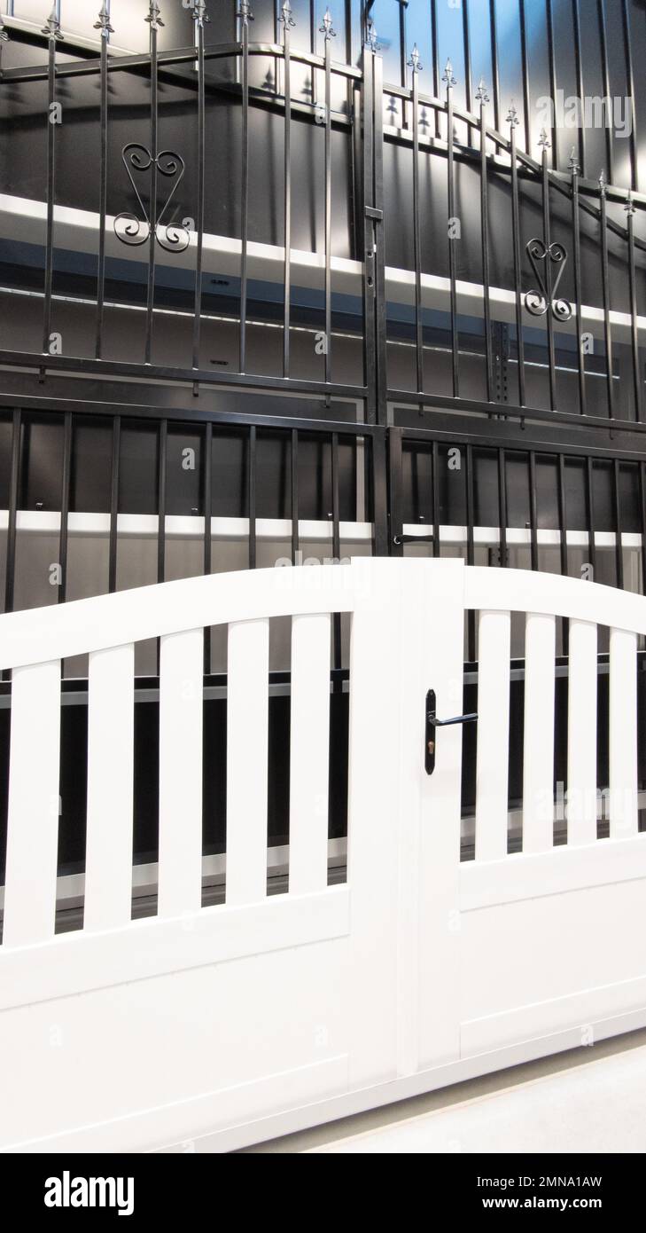 conservare i campioni delle porte del portale di esposizione nel cancello del mercato prima della vendita in negozio Foto Stock