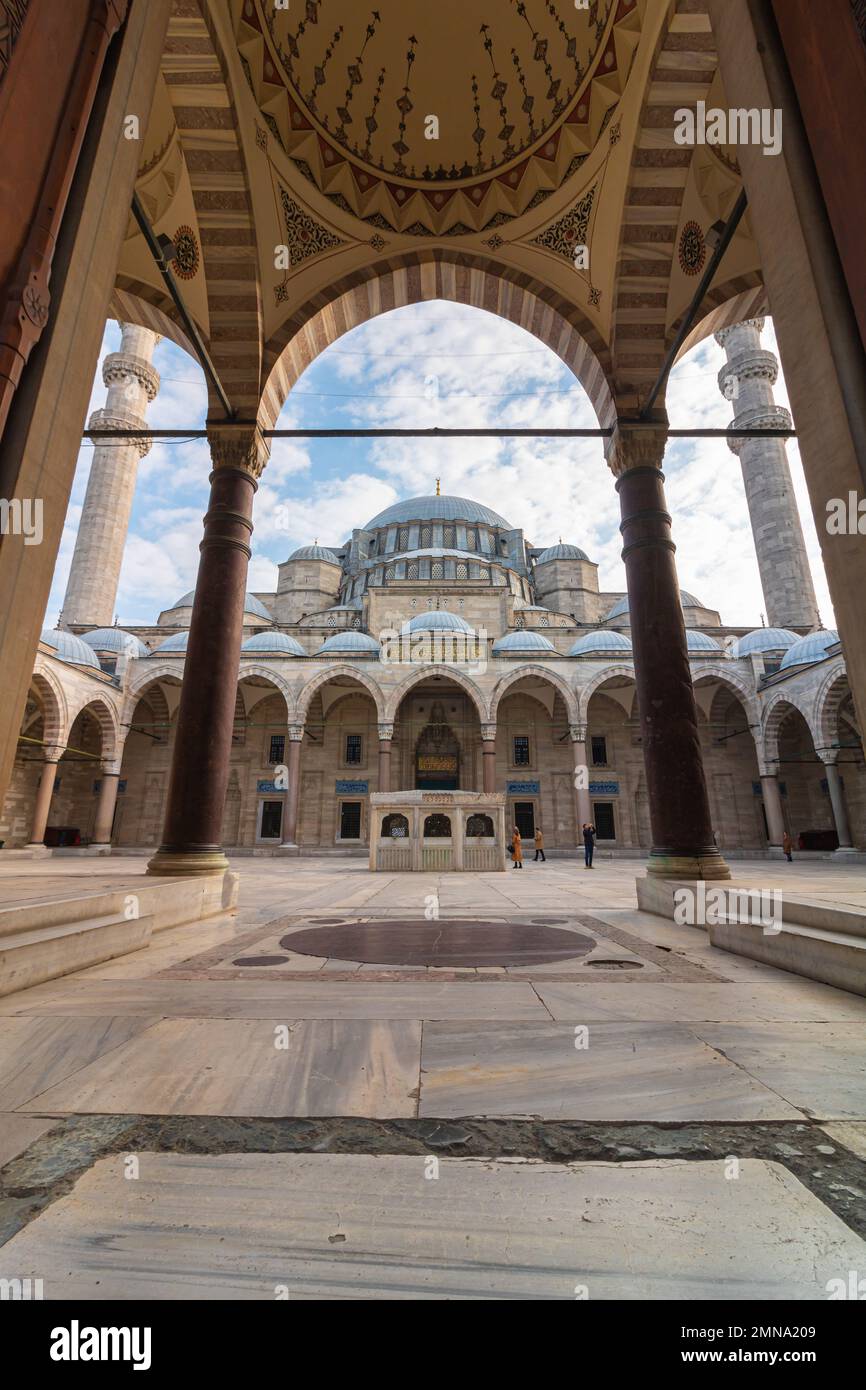 Foto verticale della storia islamica. Moschea Suleymaniye in vista verticale. Ramadan o foto verticale islamica o laylat al-qadr Concept. Istanbul Turkiye - 12. Foto Stock