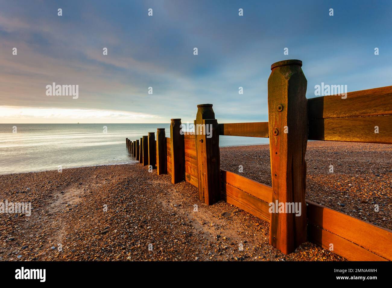 Rovinato groyne sulla spiaggia di Southwick all'alba, Sussex occidentale, Inghilterra. Foto Stock