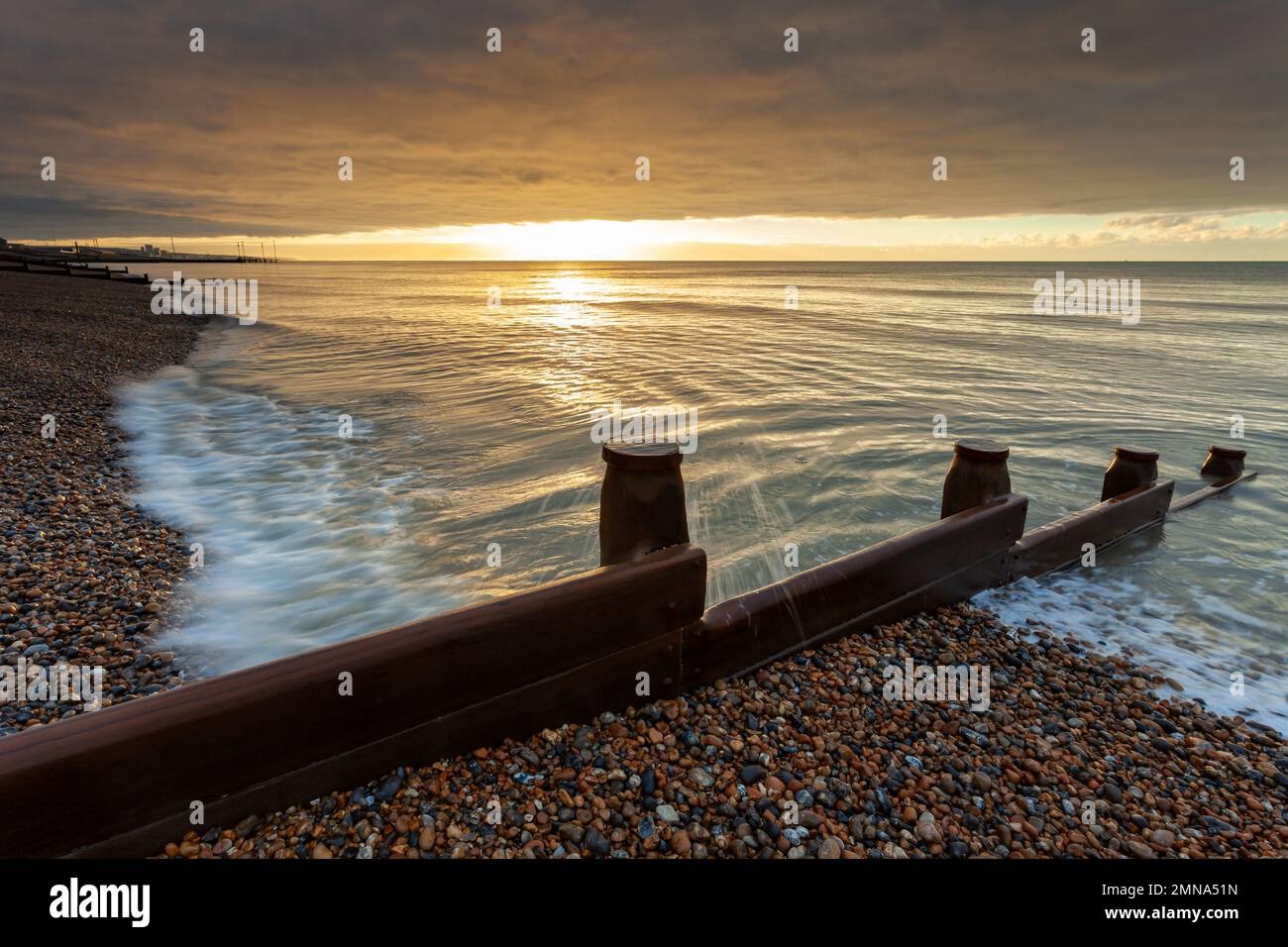 Alba sulla spiaggia di Southwick nel Sussex occidentale, Inghilterra. Foto Stock