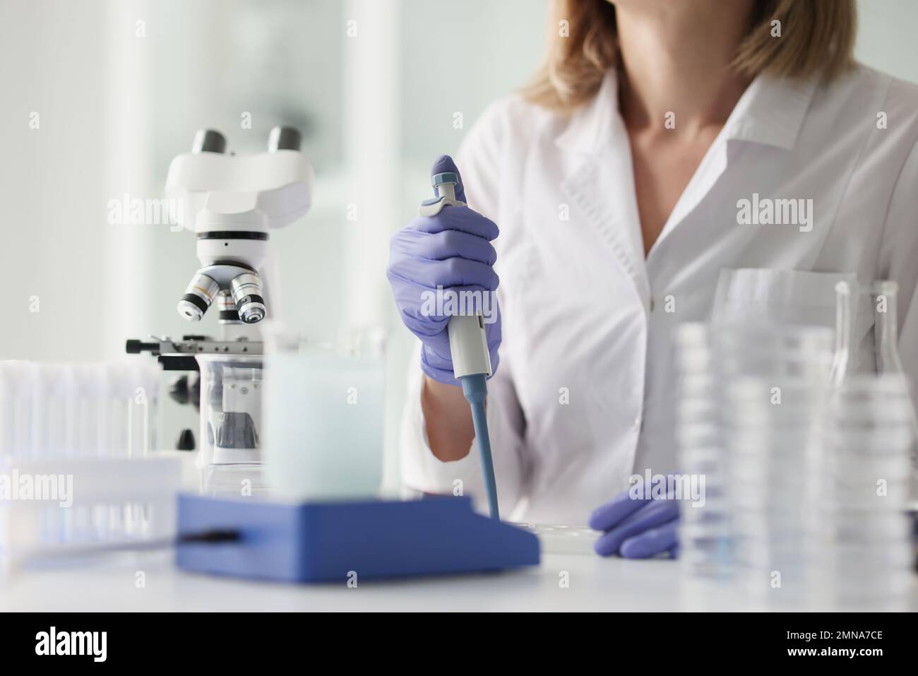 Una scienziata femminile professionale lavora in un laboratorio di ricerca scientifica. Foto Stock