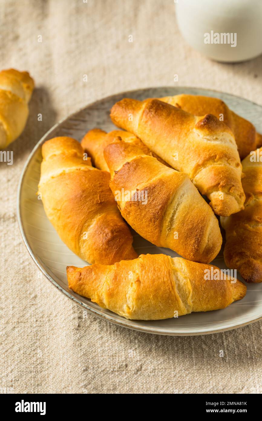 Brioche da mezzaluna fatte in casa da mangiare per cena Foto Stock