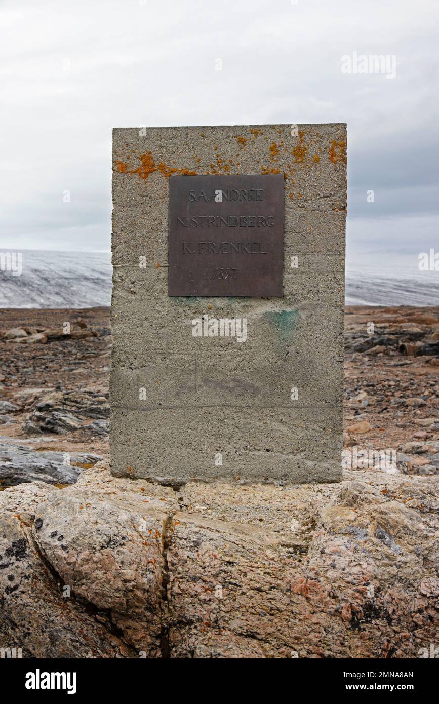 Pietra commemorativa per Salomon August Andree, l'aeronautica svedese e l'esploratore polare artico perirono ad Andreeneset, Kvitøya, Spitsbergen / Svalbard Foto Stock